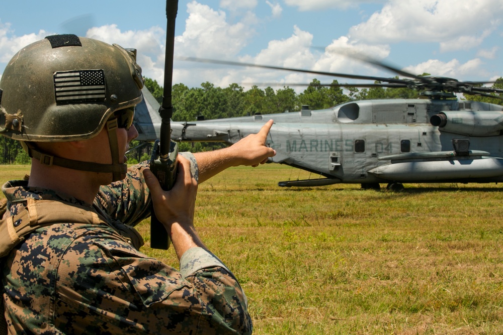 2nd ANGLICO, HMH-461 team up for troop lift training