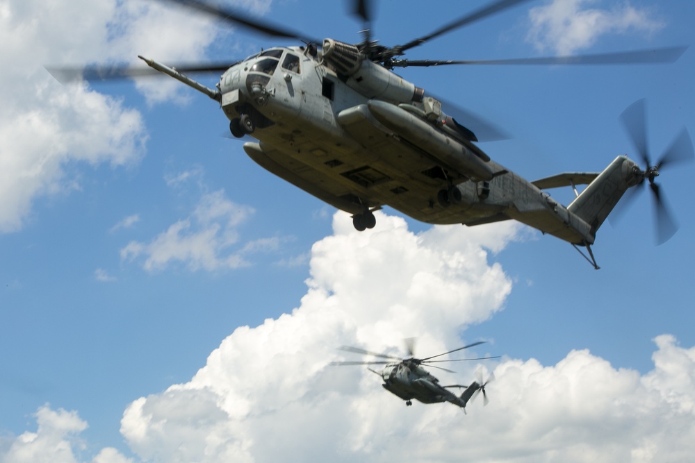 2nd ANGLICO, HMH-461 team up for troop lift training