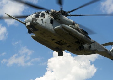 2nd ANGLICO, HMH-461 team up for troop lift training