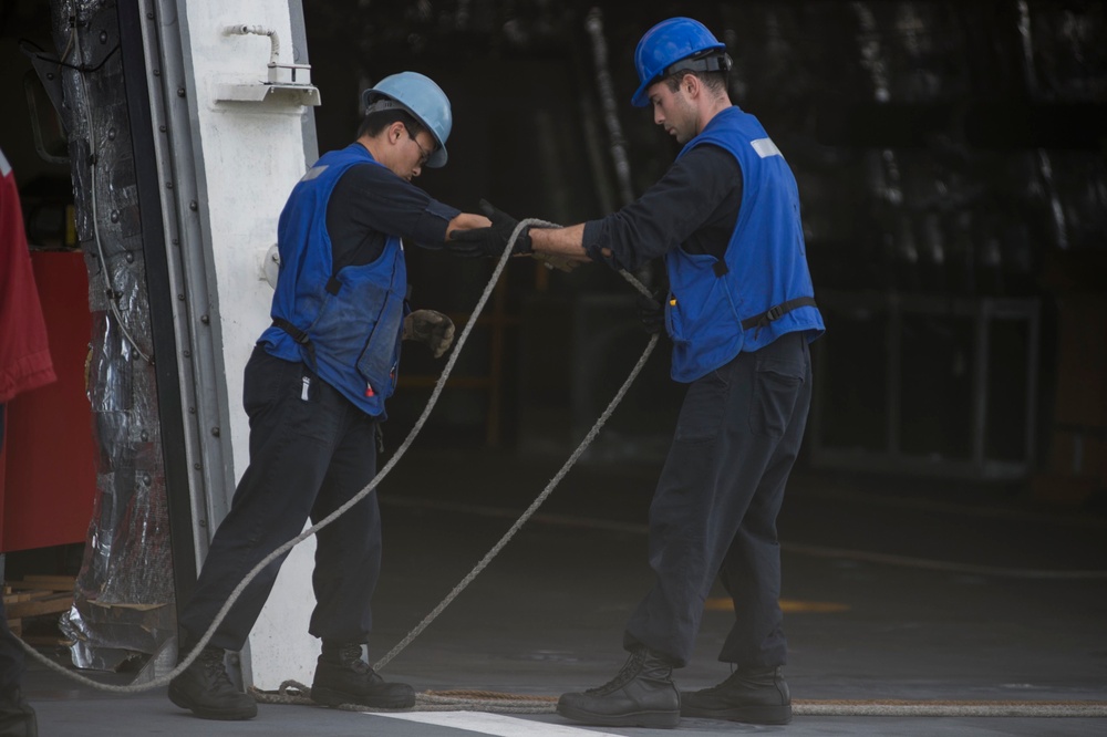 USS Coronado (LCS 4) conducts underway replenishment during RIMPAC