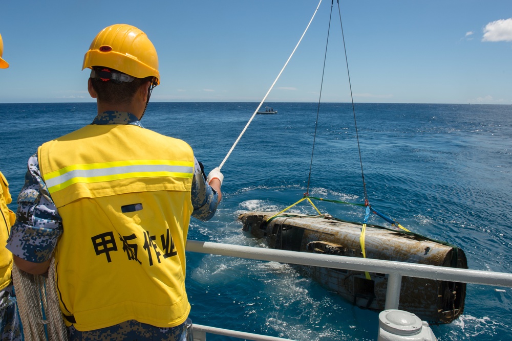 Chinese Navy and Canadian Armed Forces Dive Teams Conduct a Dive Salvage Exercise During RIMPAC 2016