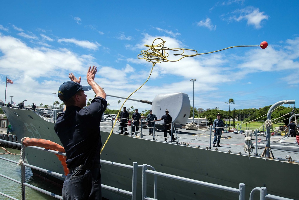 USS Mobile Bay (CG 53) Line Handling during RIMPAC 2016