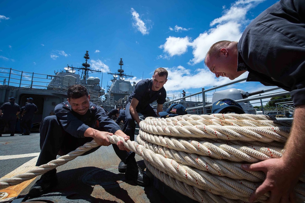 USS Mobile Bay (CG 53) Line Handling during RIMPAC 2016