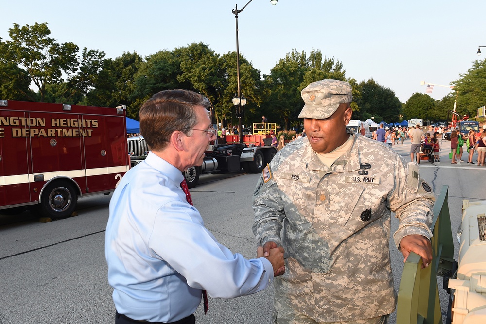 Army Reserve soldiers meet local mayor at National Night Out