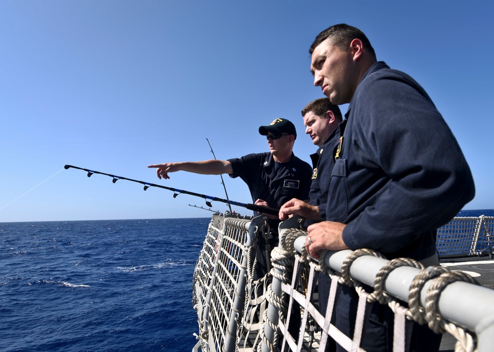 USS Shoup participates in a fish call during RIMPAC
