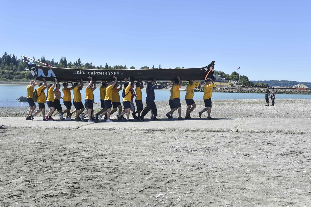 NBK Sailors assist Port Gamble-S'Klallam Tribe with canoe landing