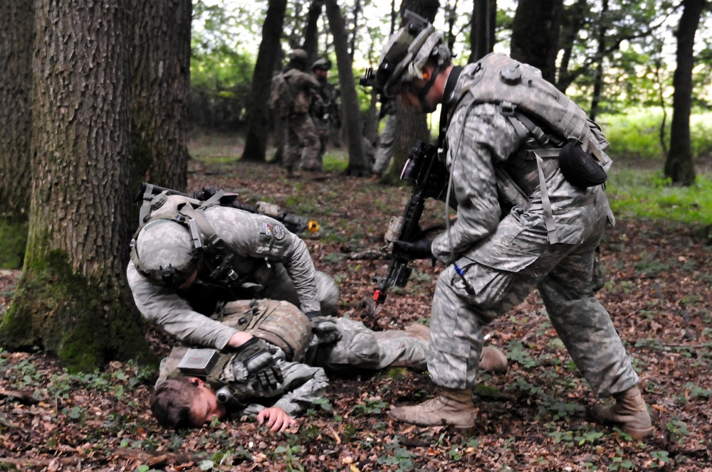 Soldiers stage patrols, attacks during training in Romania