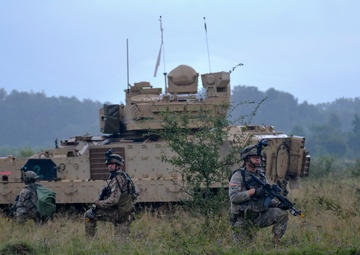Soldiers stage patrols, attacks during training in Romania