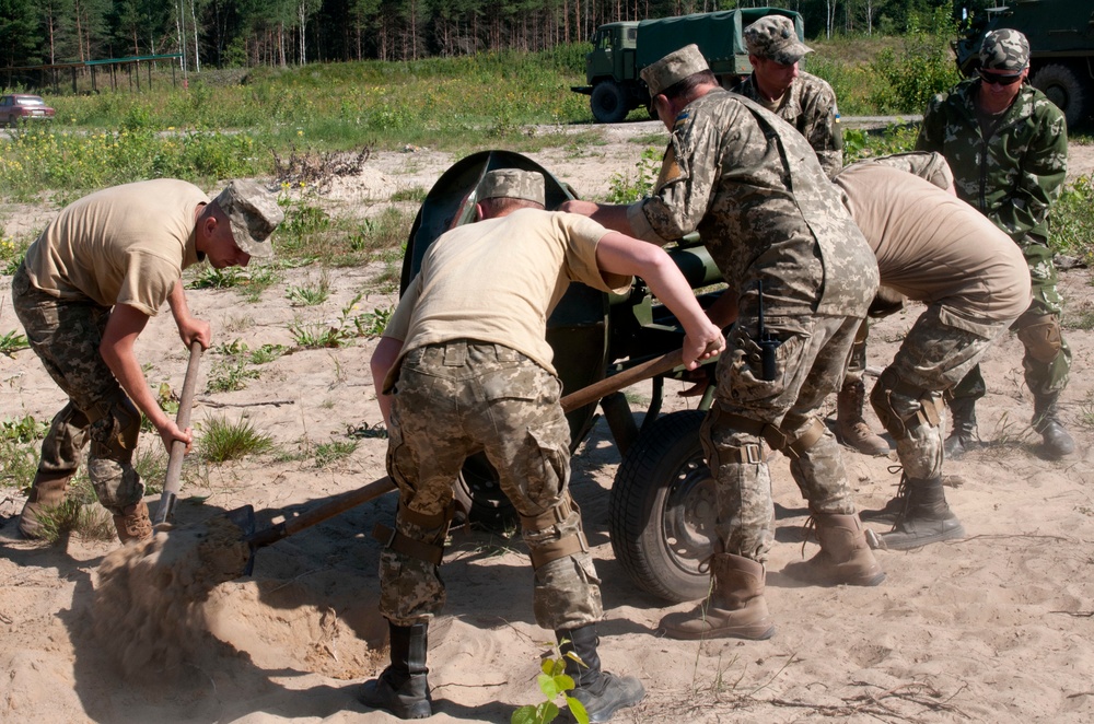 Ukrainian Soldiers mount the mortar
