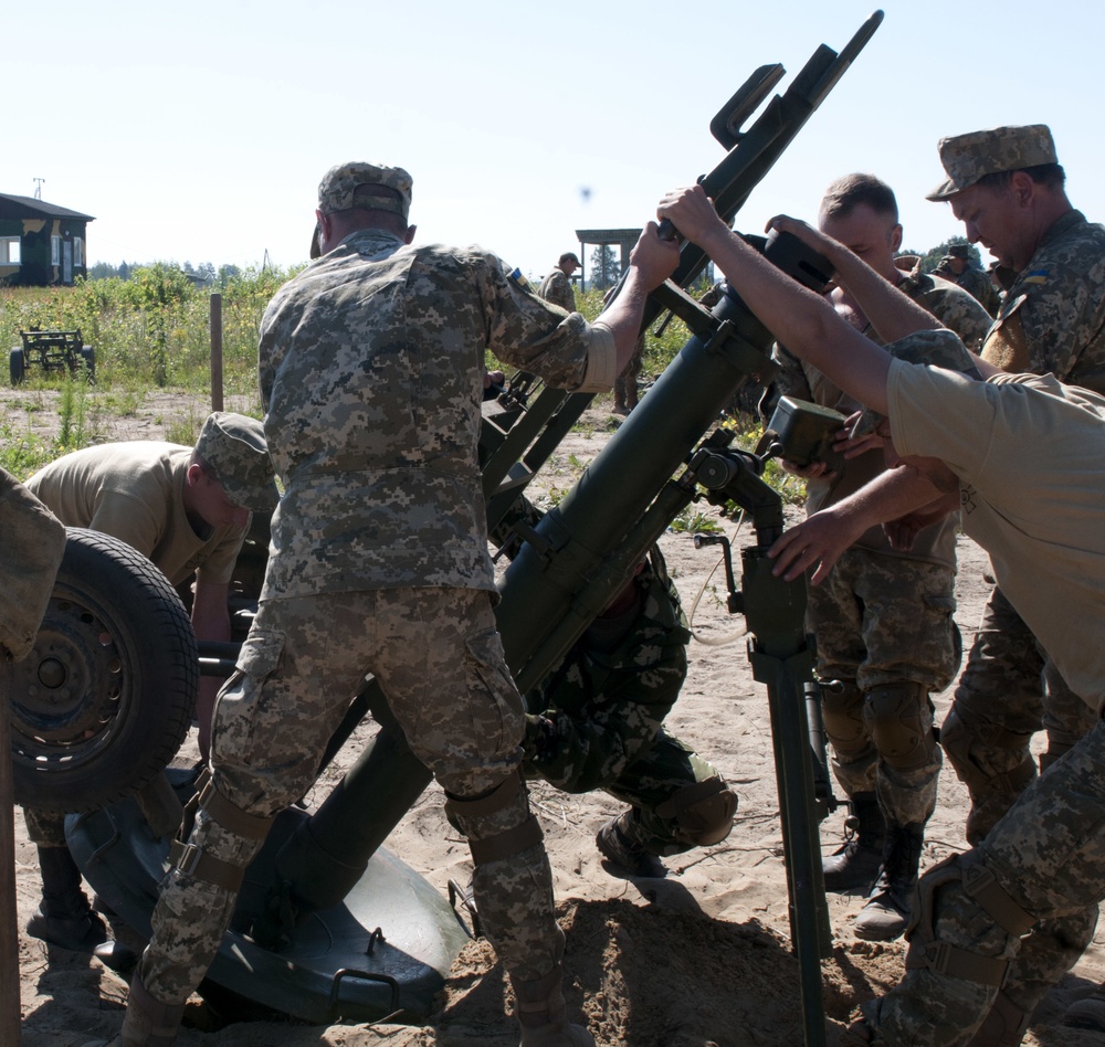 Ukrainian Soldiers mount the mortar