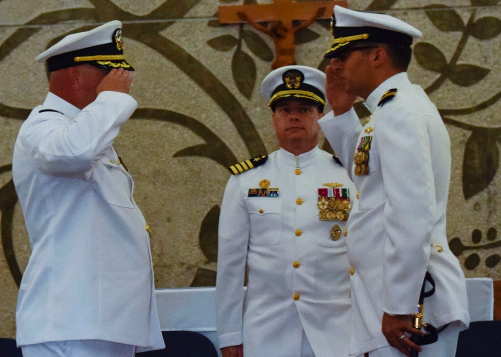 COMSUBRON 15 presides during USS Topeka chaneg of command