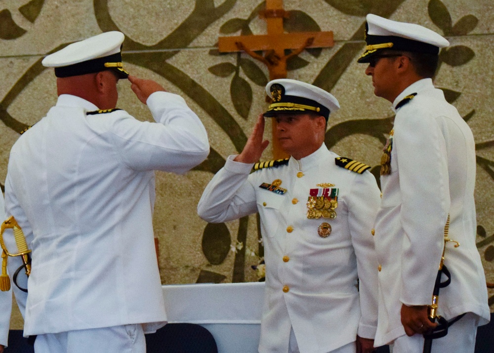 Outbound USS Topeka CO exchanges salute with COMSUBRON 15 during the change of command ceremony