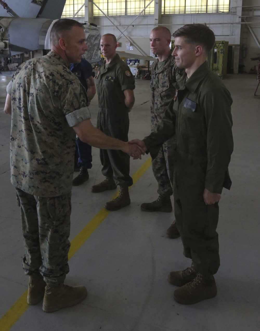 2nd MAW’s commanding general visits with Marines