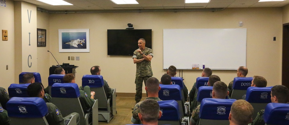 2nd MAW’s commanding general visits with Marines