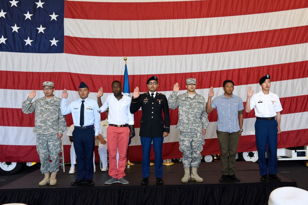 USS Somerset (LPD 25) Hosts Naturalization Ceremony During Seattle Seafair Fleet Week