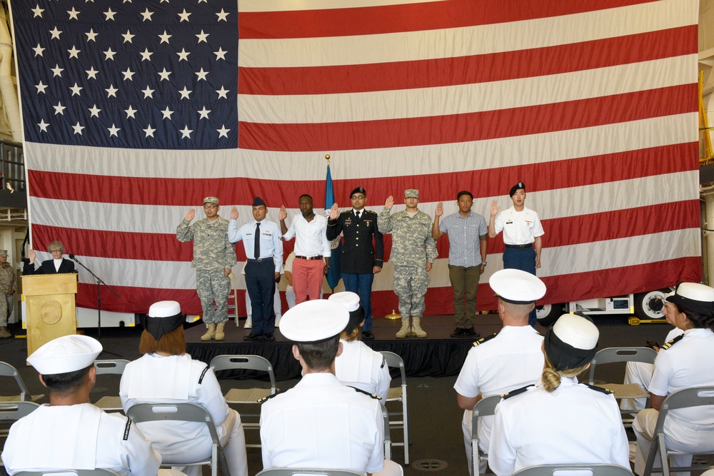 USS Somerset (LPD 25) Hosts Naturalization Ceremony During Seattle Seafair Fleet Week