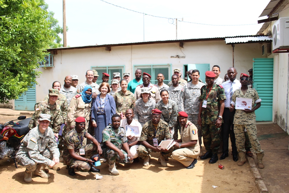 Chadian military forces and Army Reserve medical personnel take an opportunity for photo at Chad hospital