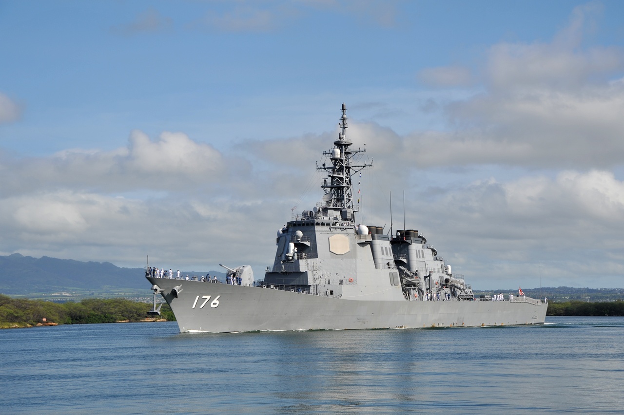 海上を航行する海上自衛隊の護衛艦ちょうかい DDG-176