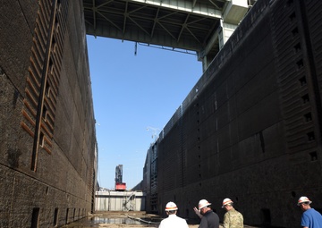 Congressman gets close look at dewatered Chickamauga Lock