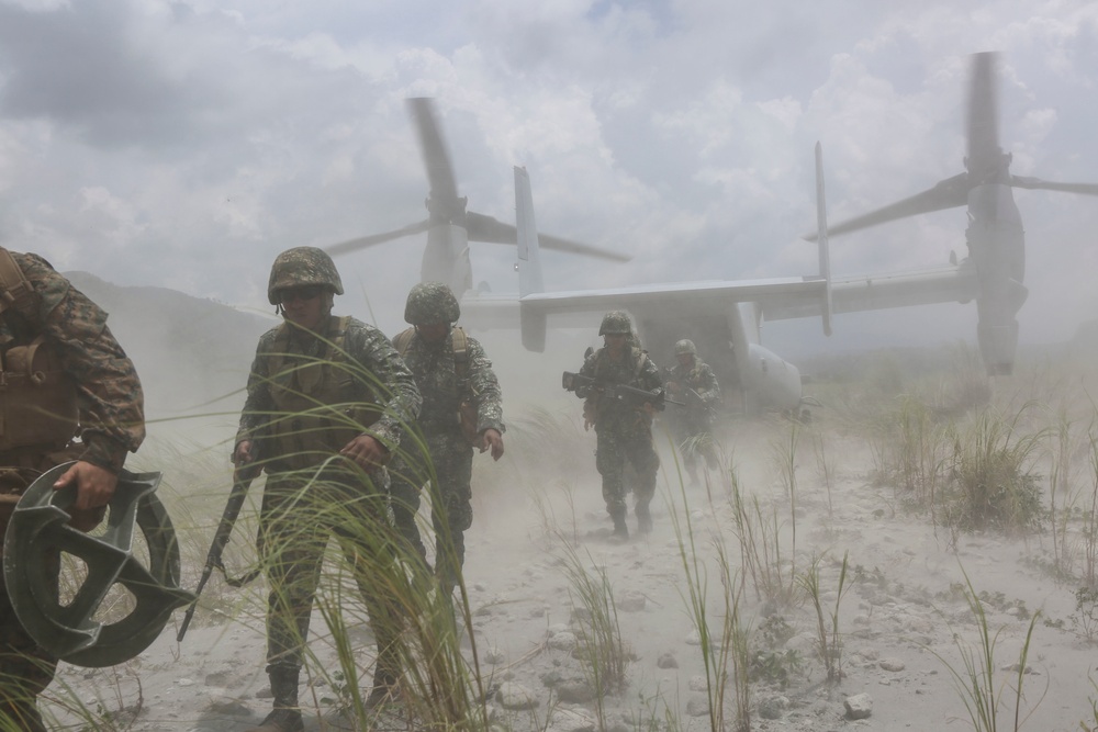 U.S. Marines and Philippine Marines conduct platoon assaults