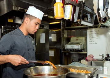Culinary Specialists prapare chow for USS Michael Murphy (DDG 112) crew