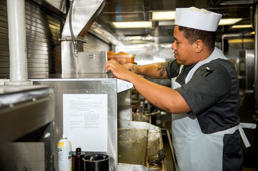 Culinary Specialists prapare chow for USS Michael Murphy (DDG 112) crew