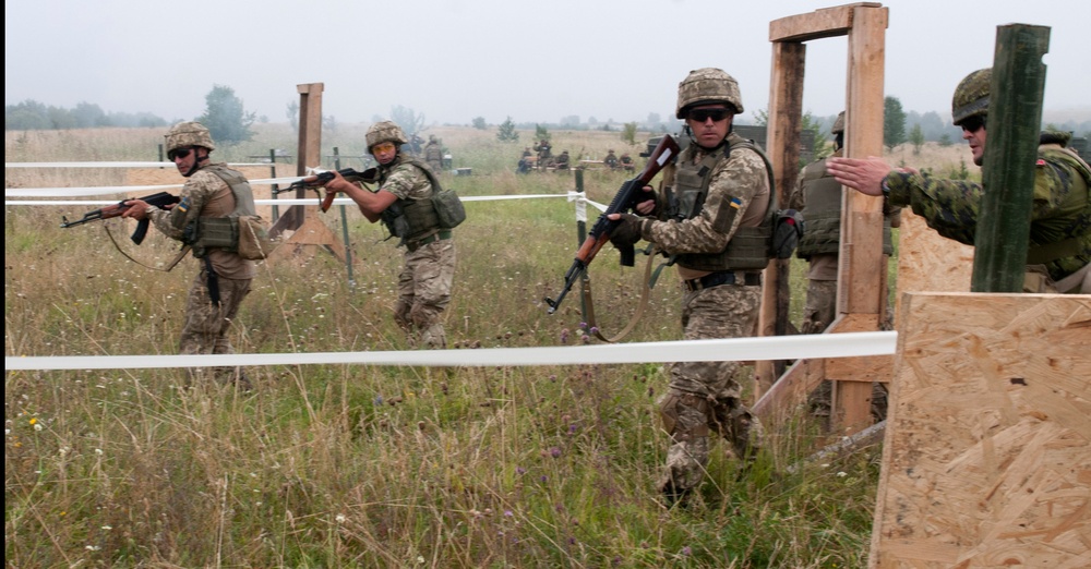 Ukrainian Soldiers learn urban breach techniques