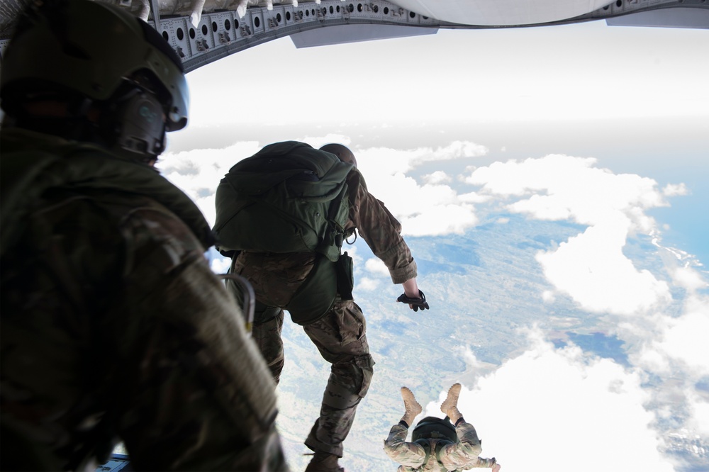 Special Operations Command Pacific Service Members Conduct Static Line and Free Fall Jumps Over Oahu