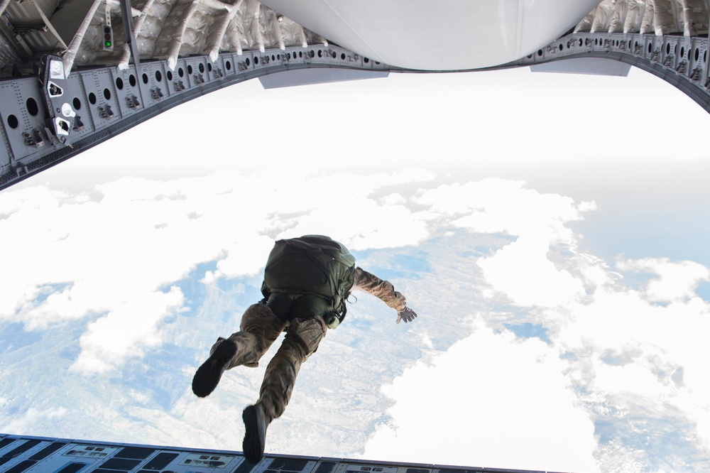 Special Operations Command Pacific Service Members Conduct Static Line and Free Fall Jumps Over Oahu