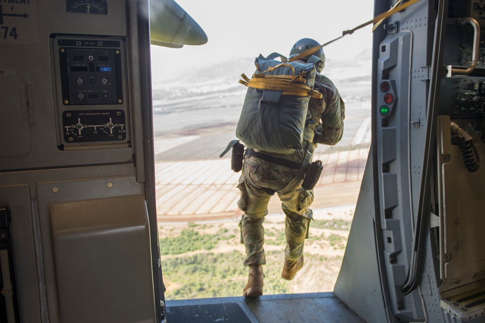 Special Operations Command Pacific Service Members Conduct Static Line and Free Fall Jumps Over Oahu