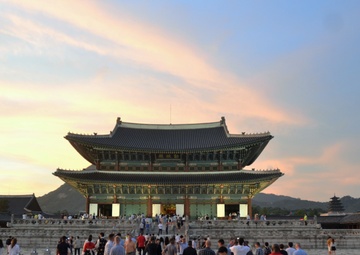 Cavalry Soldiers don ‘Hanboks,’ carve ‘Dojangs’