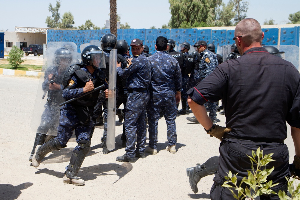 Carabinieri train Iraqi Federal Police on crowd, riot control