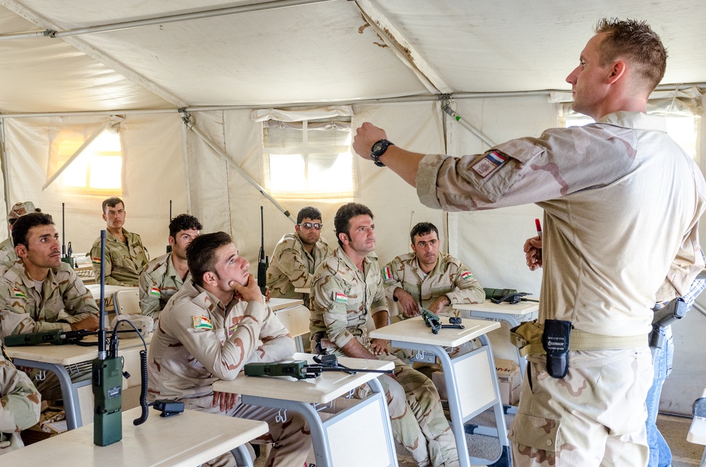Dutch trainers teach Peshmerga soldiers radio operations