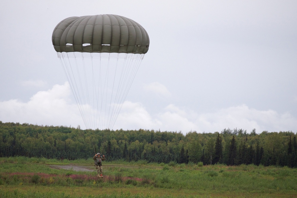 Alaska Guardsmen undertake final airborne operation