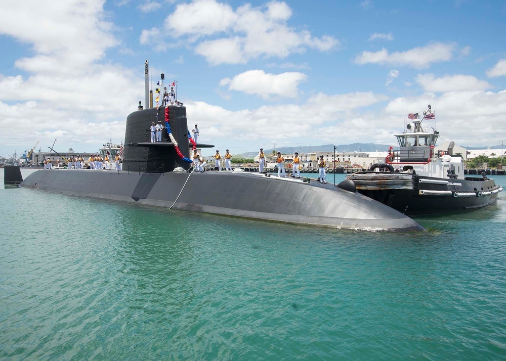 JS Takashio Arrives in Pearl Harbor
