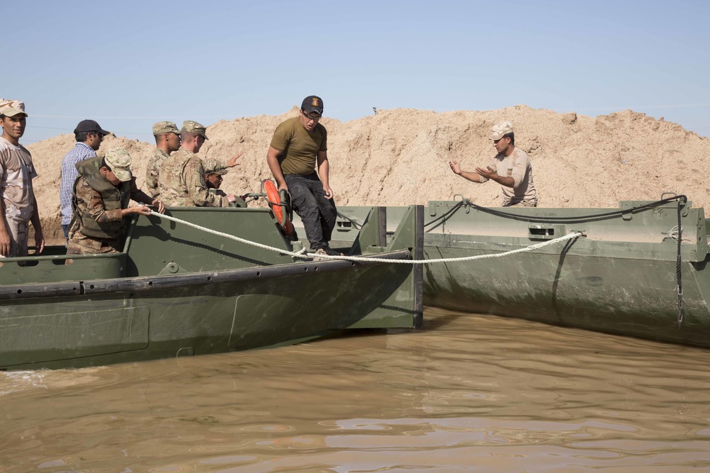 Bridging company trains Iraqi engineers on use of float bridges