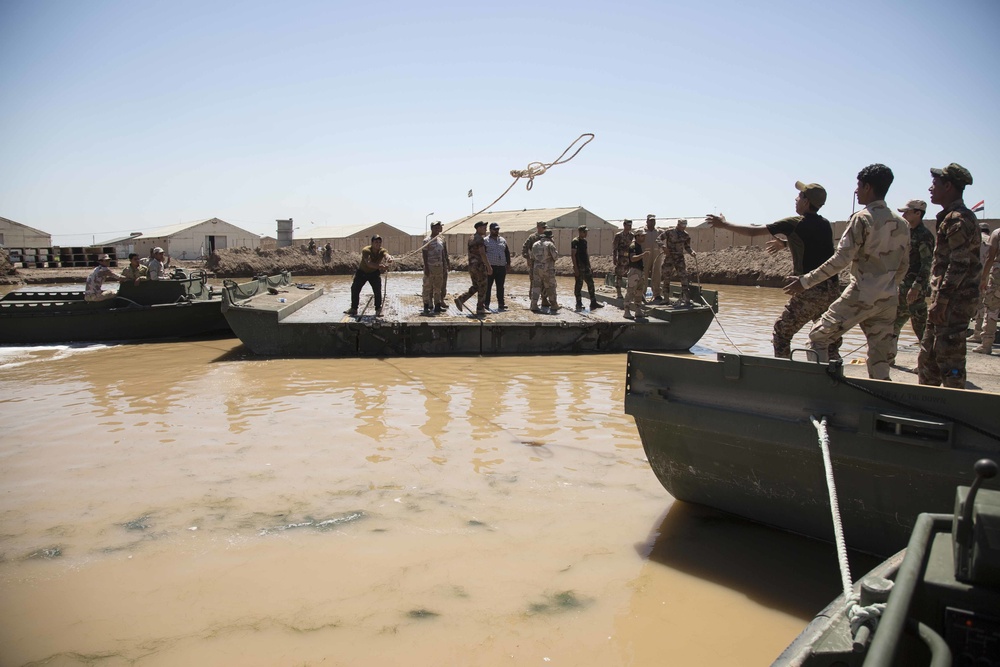 Bridging company trains Iraqi engineers on use of float bridges