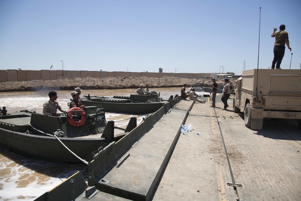 Bridging company trains Iraqi engineers on use of float bridges