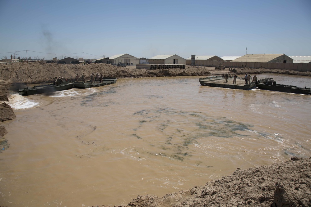 Bridging company trains Iraqi engineers on use of float bridges