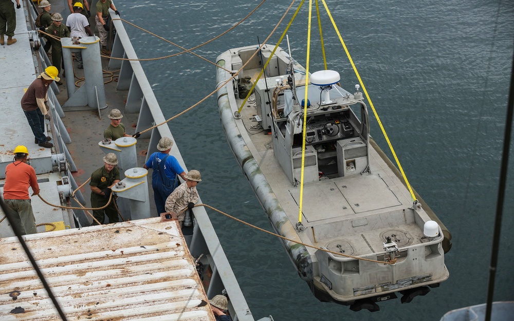 Shipmates aboard the SS Wright participate in experimental loading techniques