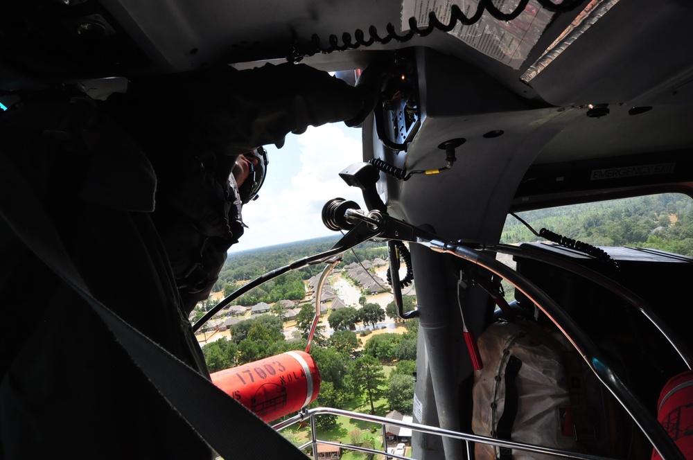 Coast Guard crews respond to Baton Rouge flooding
