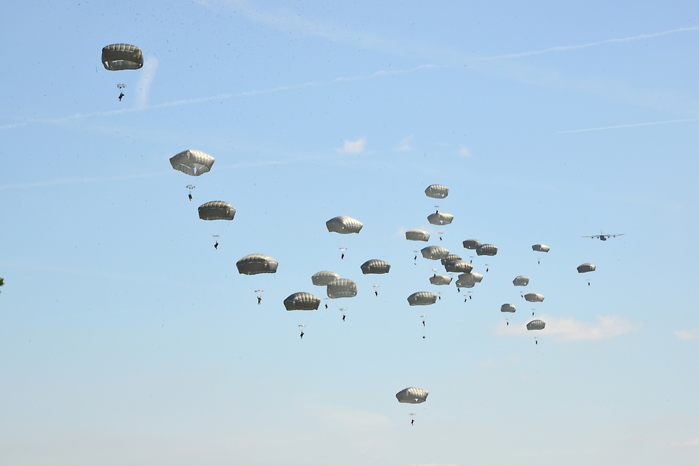 1-91 Cavalry Regiment conducts airborne operation at Grafenwoehr