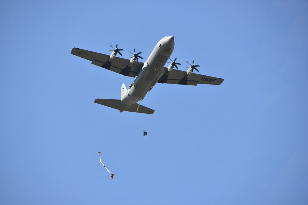 1-91 Cavalry Regiment conducts airborne operation at Grafenwoehr