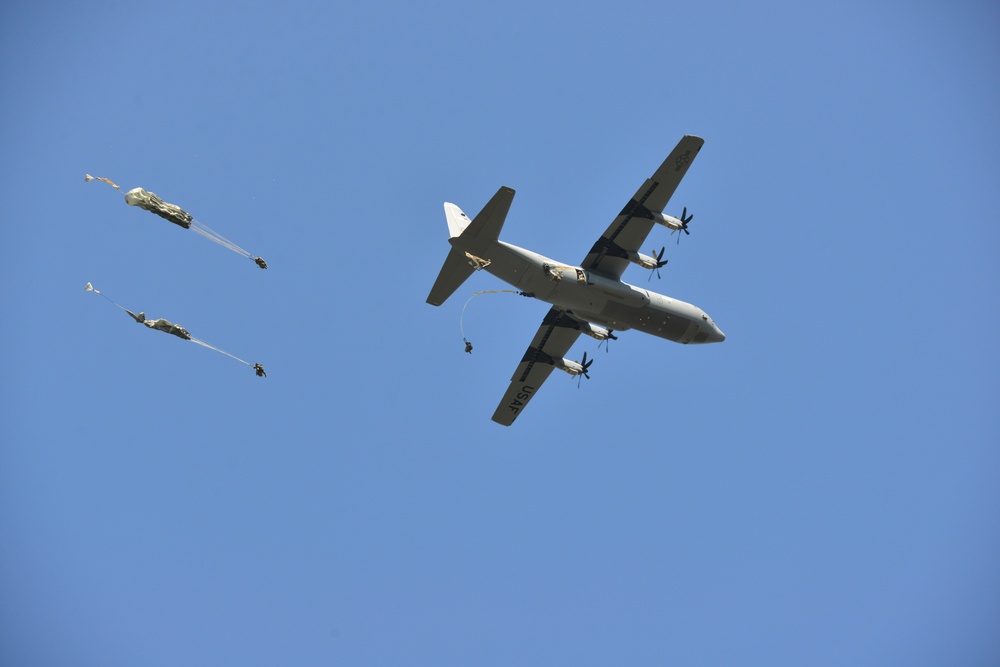 1-91 Cavalry Regiment conducts airborne operation at Grafenwoehr