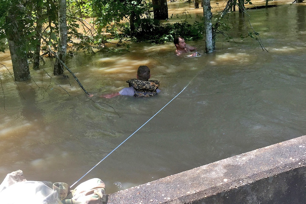 Louisiana National Guard Soldiers rescue capsized flood victims