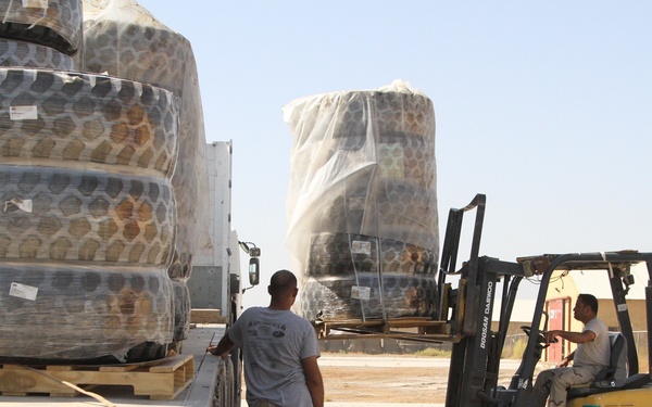 300th SB distributes ITEF parts to Iraqi Army