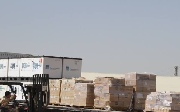 Iraqi amy soldiers unload ITEF parts