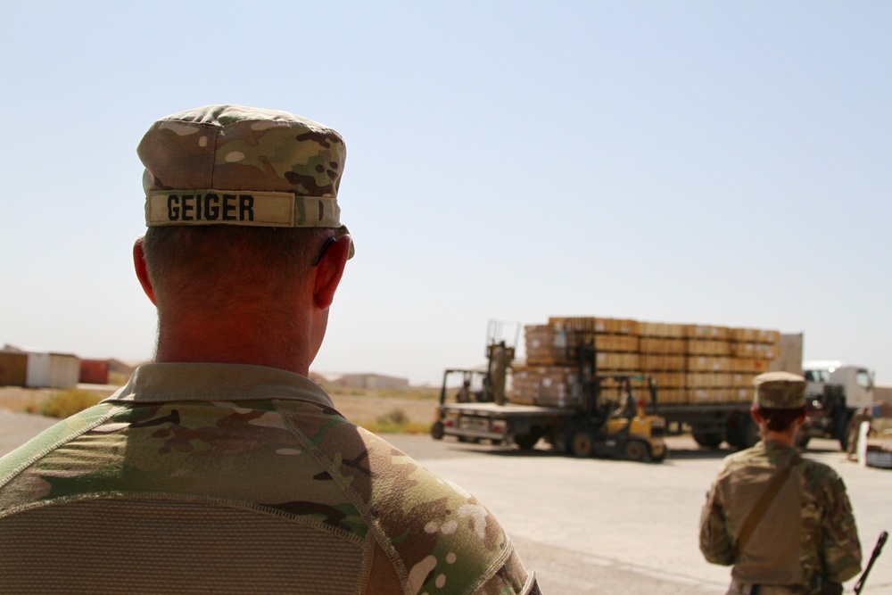 300th SB, 1st TSC observes the transfer of ITEF parts to Iraqi army