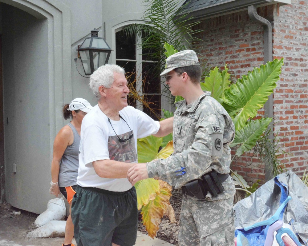 La. Guardsmen assist in sandbag slingload mission in support of the state's flood mission