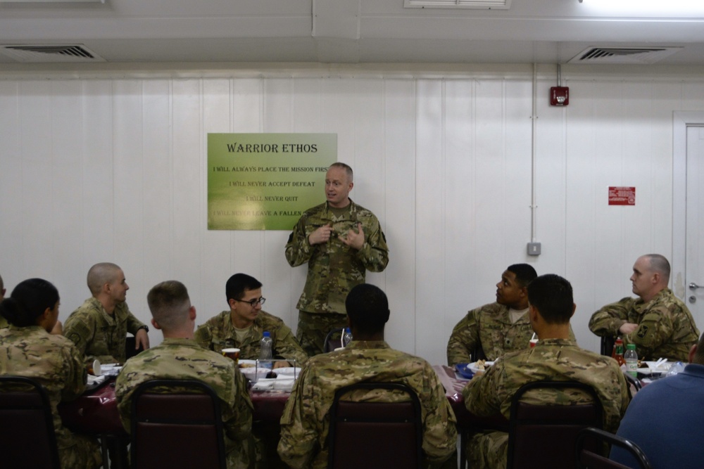 INSCOM Sergeant Major Conducts Professional Development for Soldiers